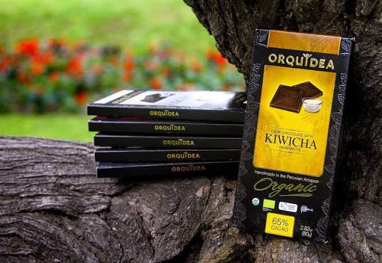 Orquídea kiwicha bar stacked with other bars on Amazonian wood