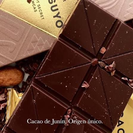 Cacaosuyo El Ganso tablet broken open with cacao nibs, Junín cacao