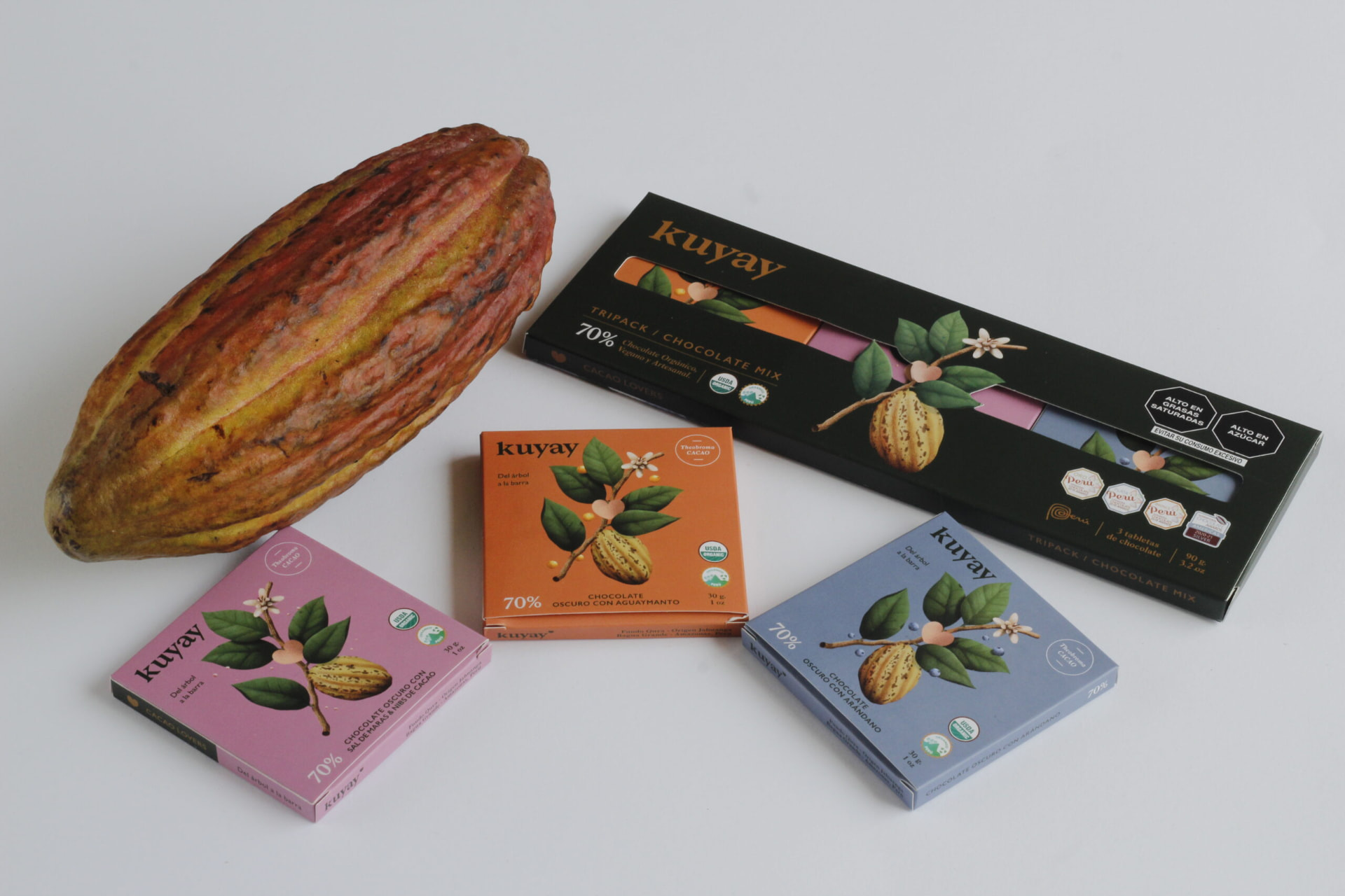 Kuyay tripack and its three 30 g bars with a cacao pod