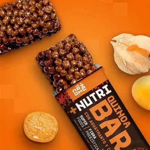 Close-up of the puffed quinoa bar with aguaymanto and chocolate